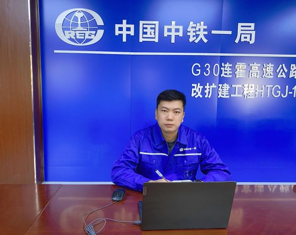 工作中的肖斌
